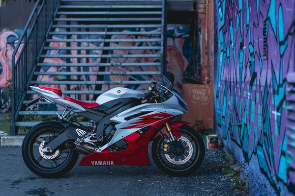 Quelles sont les implications d'une modification de l'échappement pour l'homologation d'une Yamaha R1?